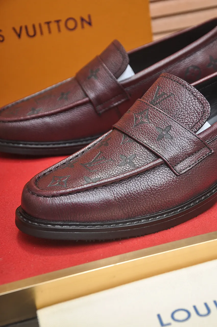 Men's men's shoes 💰460💶 [LV] (all high-end sheep lining) 🍀LV's latest genuine leather business suit shoes are launched simultaneously on the official website. The first-layer cowhide imported from Italy is made of heavy gold, 💥official website 1:1 rubber outsole. Versatile to wear, high-end without losing class, and the color combination is extraordinary. This four-season style is alluring when worn on your feet, showing off your big-name flair. Standard code 38-45 (45 customized)